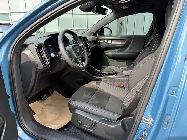 Фото 9 - Volvo C40