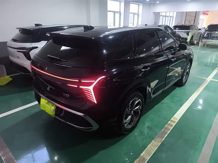 Фото 7 - Hongqi HS3 Hybrid