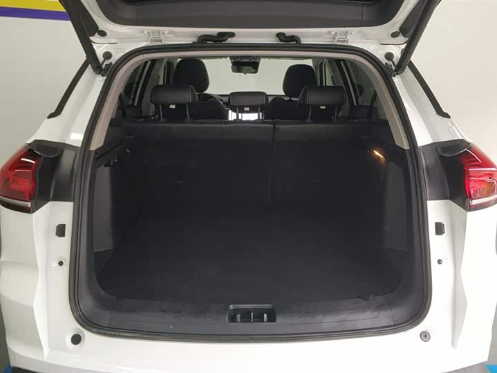 Фото 4 - Geely Atlas