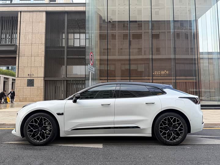 Фото 2 - Zeekr 001