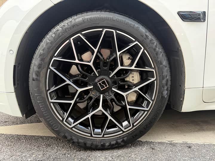 Фото 7 - Zeekr 001