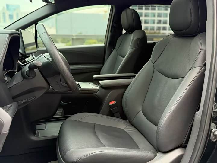 Фото 4 - Toyota Sienna