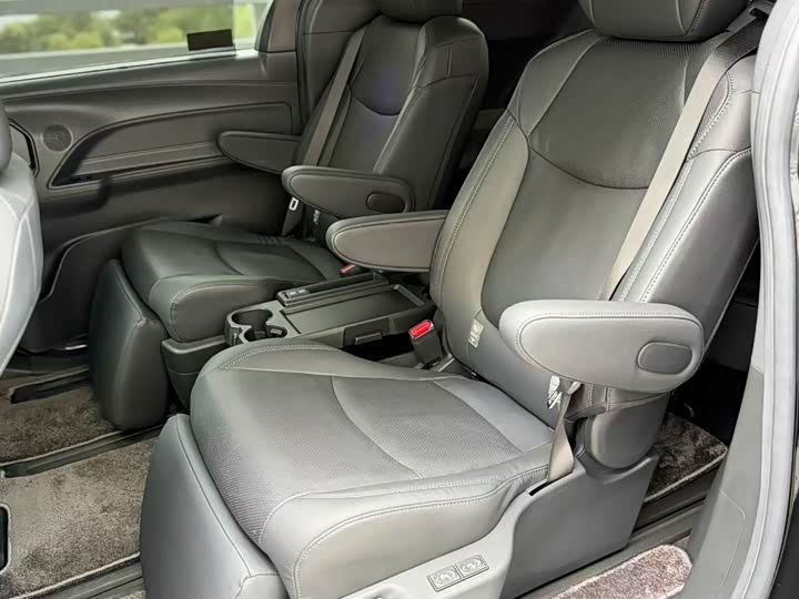 Фото 6 - Toyota Sienna