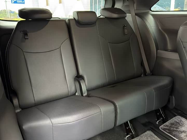 Фото 7 - Toyota Sienna