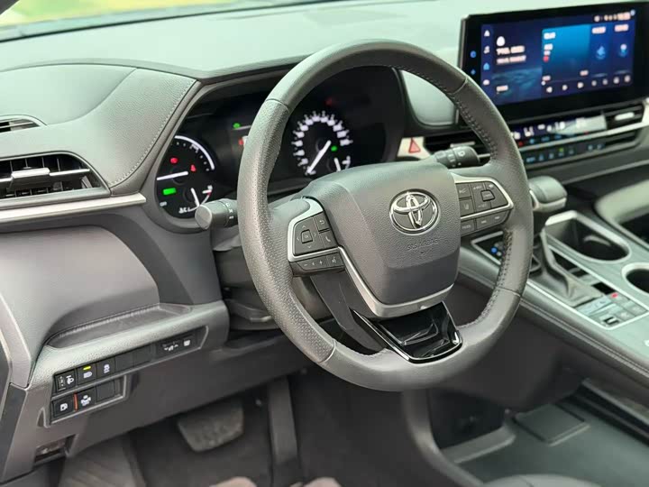 Фото 9 - Toyota Sienna