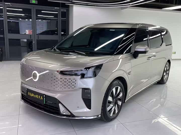 Фото 1 - Volvo EM90