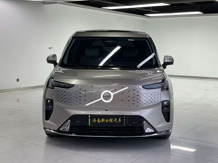 Фото 2 - Volvo EM90