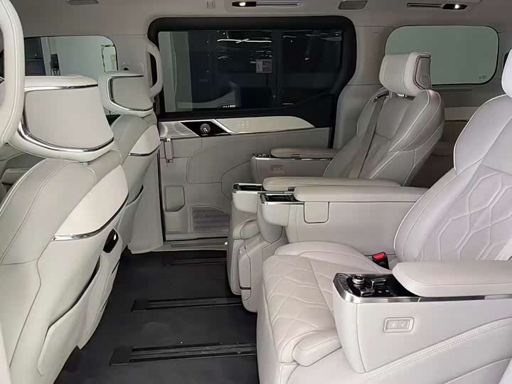 Фото 5 - Volvo EM90