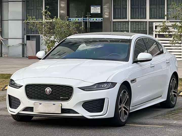 Фото 1 - Jaguar XE L