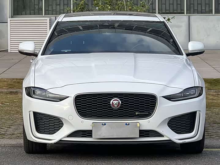 Фото 2 - Jaguar XE L