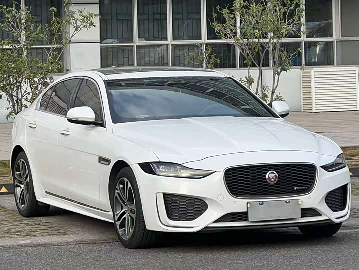 Фото 3 - Jaguar XE L
