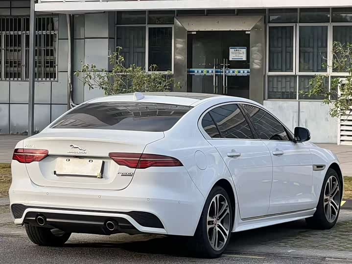 Фото 4 - Jaguar XE L