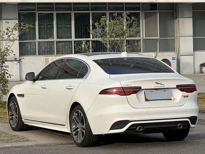 Фото 6 - Jaguar XE L