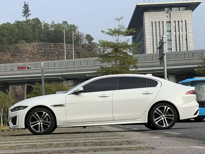 Фото 7 - Jaguar XE L