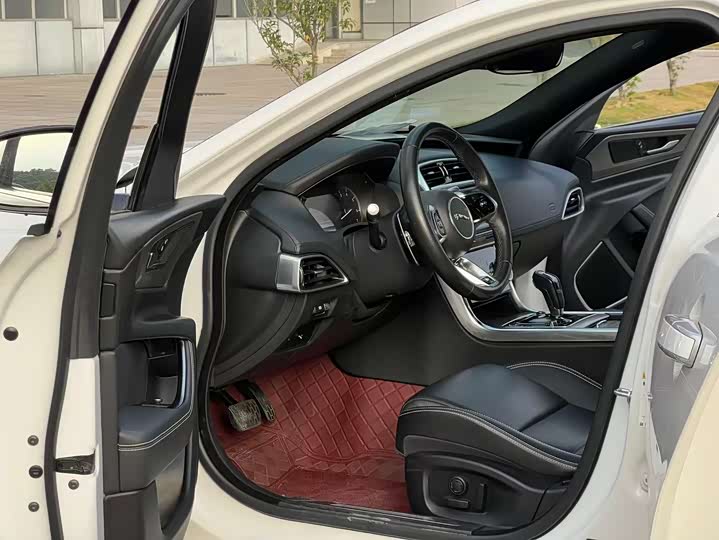 Фото 8 - Jaguar XE L