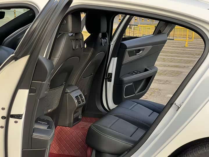 Фото 9 - Jaguar XE L