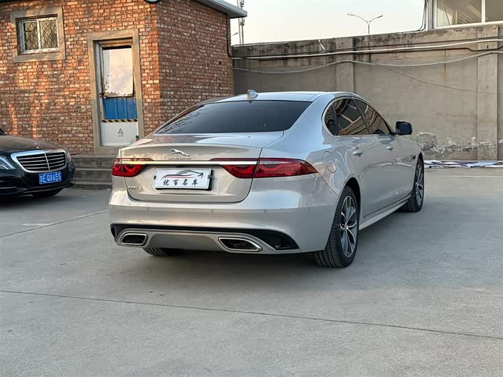 Photo 6 - Jaguar XF L