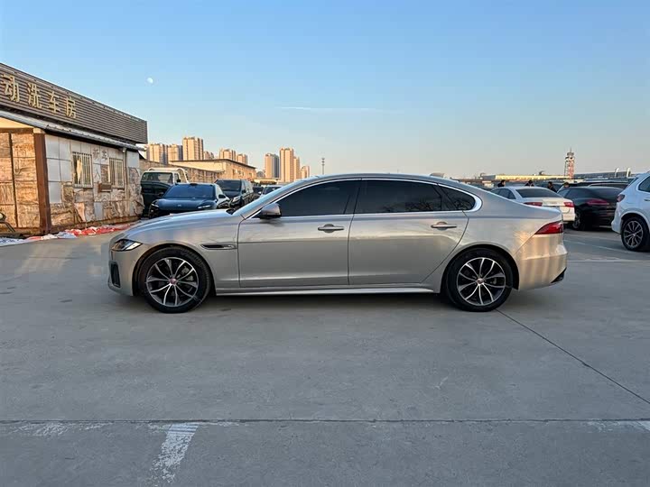 Photo 7 - Jaguar XF L