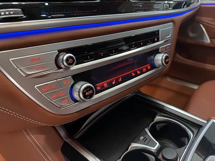 Фото 8 - BMW 7 Series