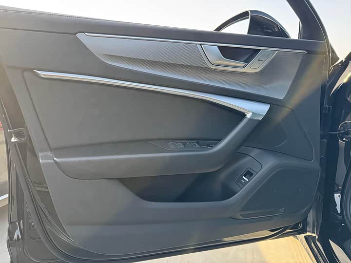 Фото 8 - Audi A6L