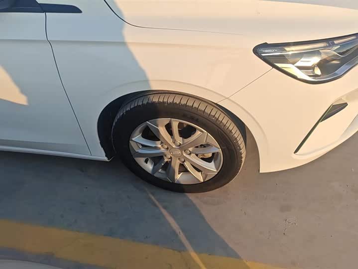 Фото 6 - Geely Emgrand