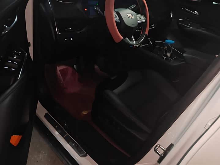 Фото 9 - Cadillac XT4