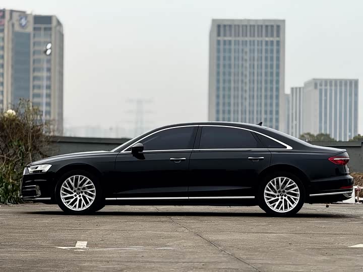 Фото 3 - Audi A8