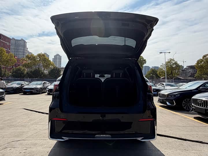 Photo 7 - Geely Okavango L