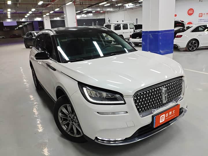 Фото 2 - Lincoln Corsair