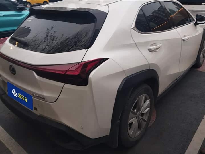 Фото 3 - Lexus UX