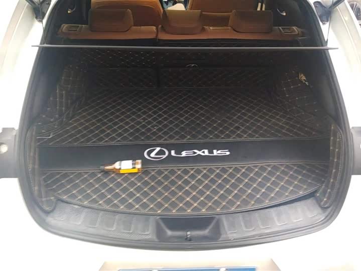 Фото 4 - Lexus UX