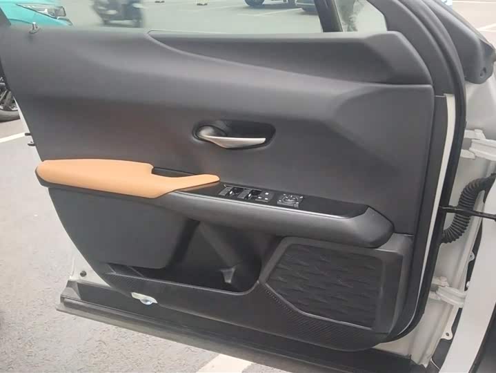 Фото 7 - Lexus UX