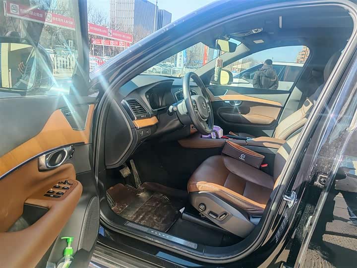 Фото 9 - Volvo XC90