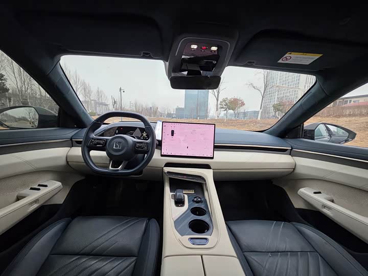 Фото 9 - Zeekr 001