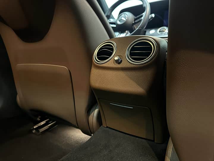 Фото 3 - Mercedes-Benz E-Class