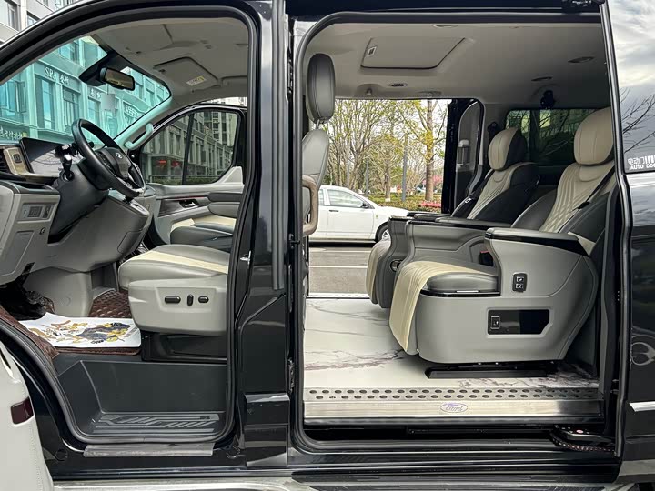 Фото 8 - Ford Tourneo