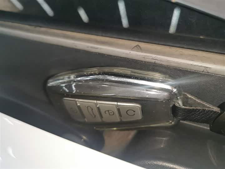 Фото 9 - Geely Monjaro