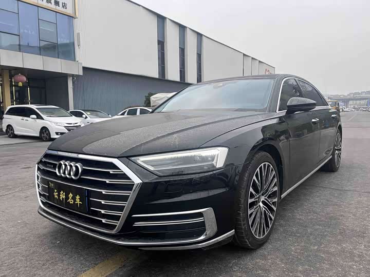 Фото 1 - Audi A8