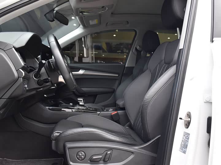 Фото 8 - Audi Q5L