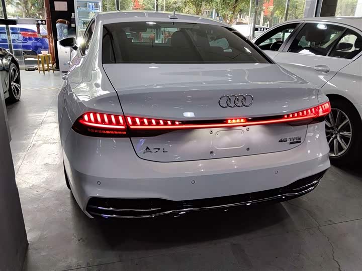Фото 6 - Audi A7L