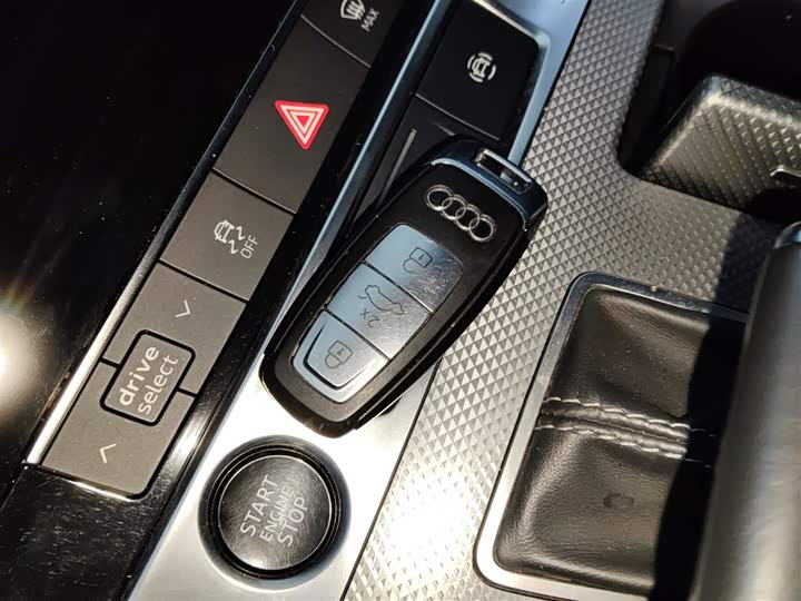 Фото 9 - Audi A7L
