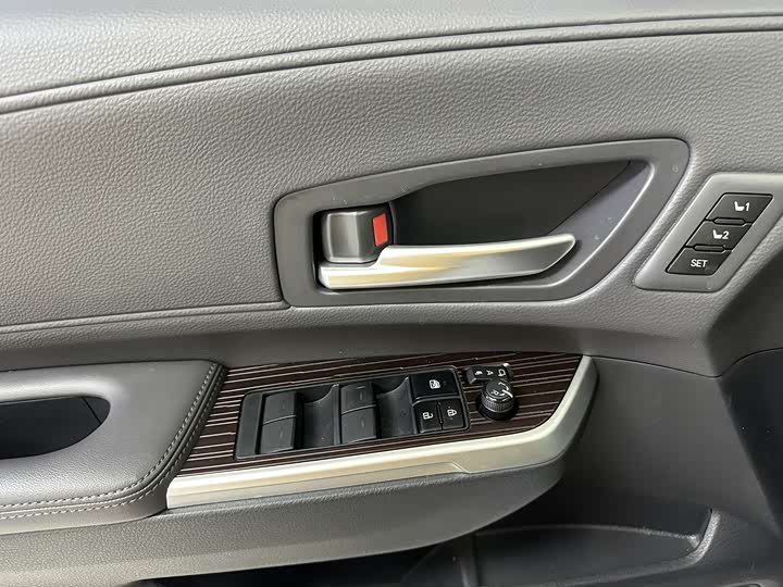 Фото 7 - Toyota Granvia