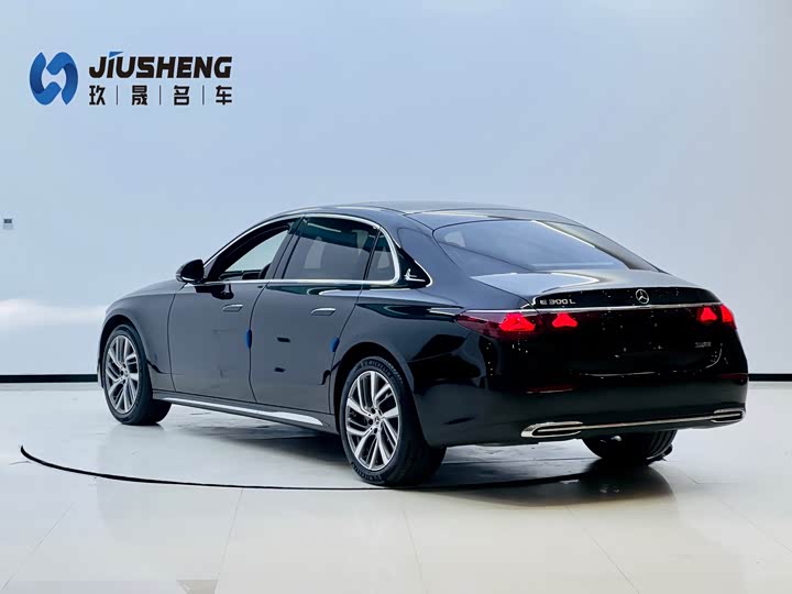 Фото 4 - Mercedes-Benz E-Class