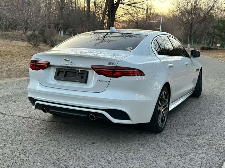 Фото 2 - Jaguar XE L