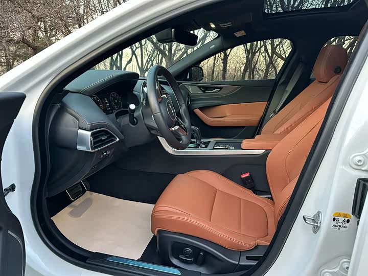 Фото 5 - Jaguar XE L