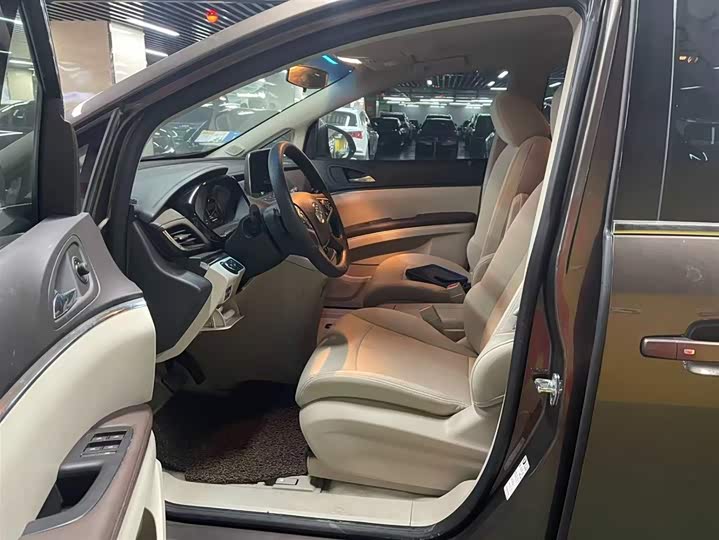 Фото 7 - Buick GL8 ES