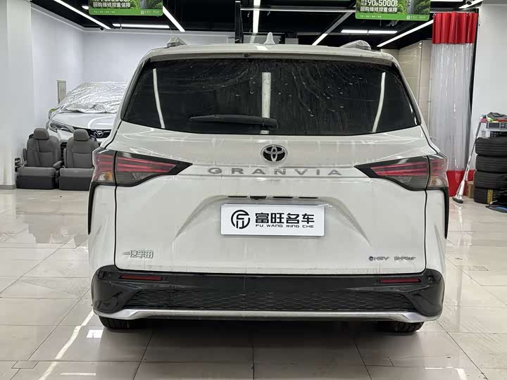 Фото 4 - Toyota Granvia