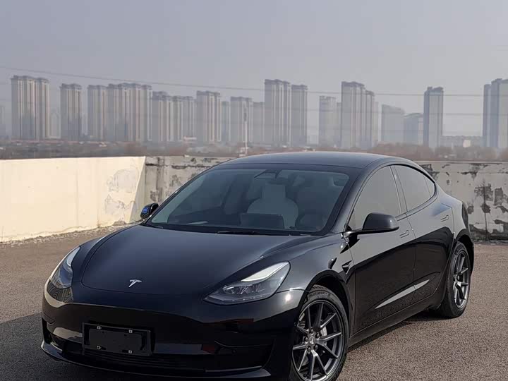 Фото 1 - Tesla Model 3