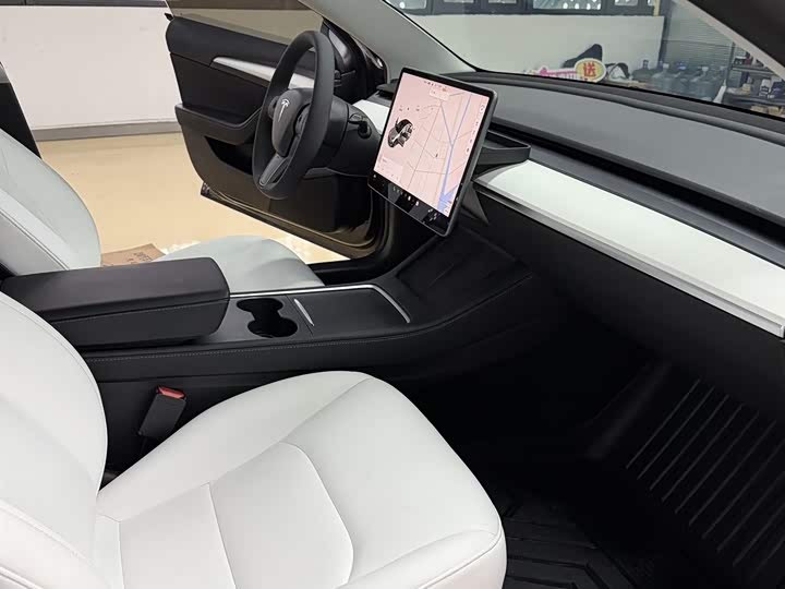 Фото 6 - Tesla Model 3