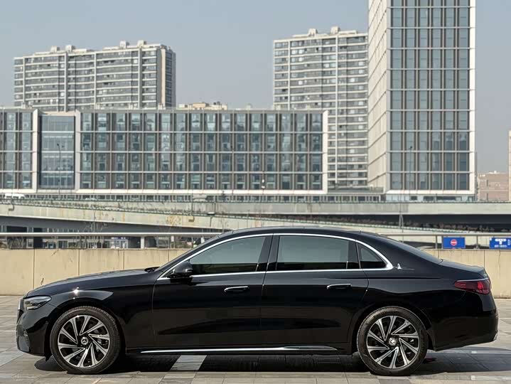 Фото 4 - Mercedes-Benz E-Class